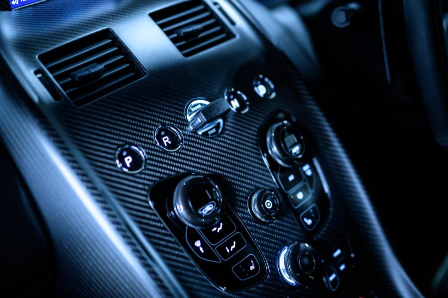Детали интерьера Aston Martin Rapide AMR 2019 года  (JP) (фото 8 из 16)